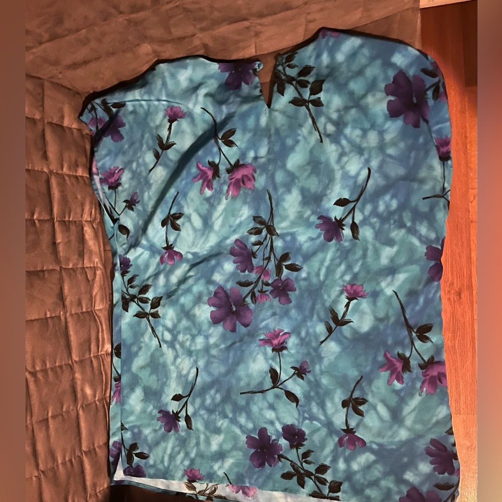 Size M (Medium) Purple and Blue Floral Short Sleeve Blouse - Picture 5 of 5